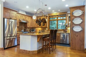 Køleskab, mikrobølgeovn, ovn, kogeplade