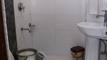 Chambre Deluxe Double ou avec lits jumeaux, balcon, vue ville | Salle de bain