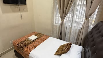Iron/ironing board, free WiFi, bed sheets