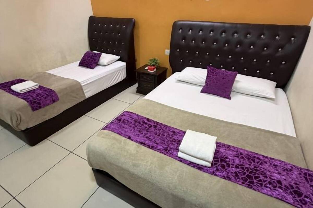 Tabla de planchar con plancha, wifi gratis y ropa de cama 