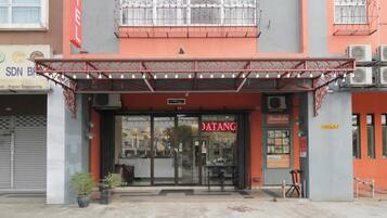 Vista frontal de la propiedad