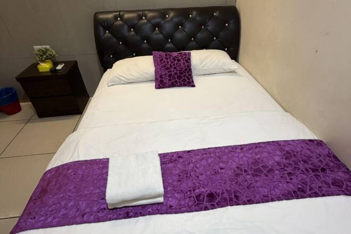 Tabla de planchar con plancha, wifi gratis y ropa de cama 
