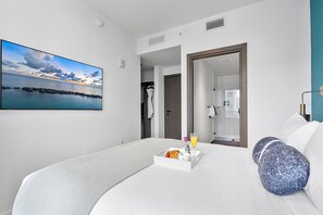 3 bedrooms, iron/ironing board, WiFi, bed sheets - FIFA Base: High-Floor Suite w/ Bayfront Balcony (Miami)