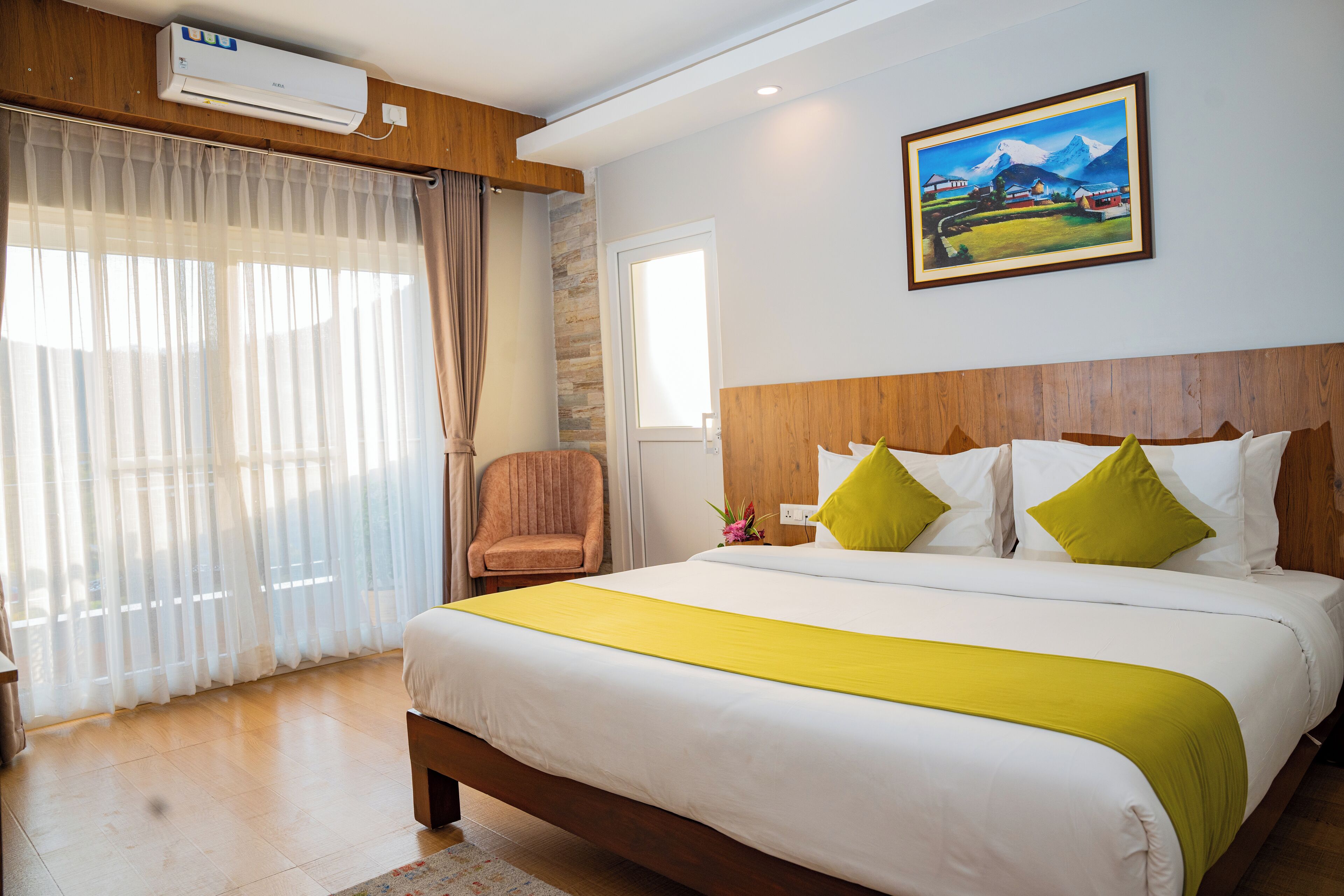 Escritorio, sistema de insonorización, wifi gratis y ropa de cama 