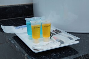 Artículos de tocador gratuitos, pantuflas, toallas, jabón