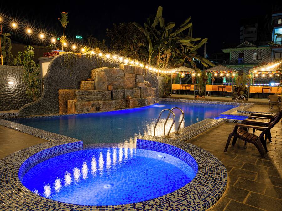 Una piscina al aire libre