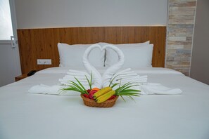 Een bureau, geluiddichte muren, gratis wifi, beddengoed