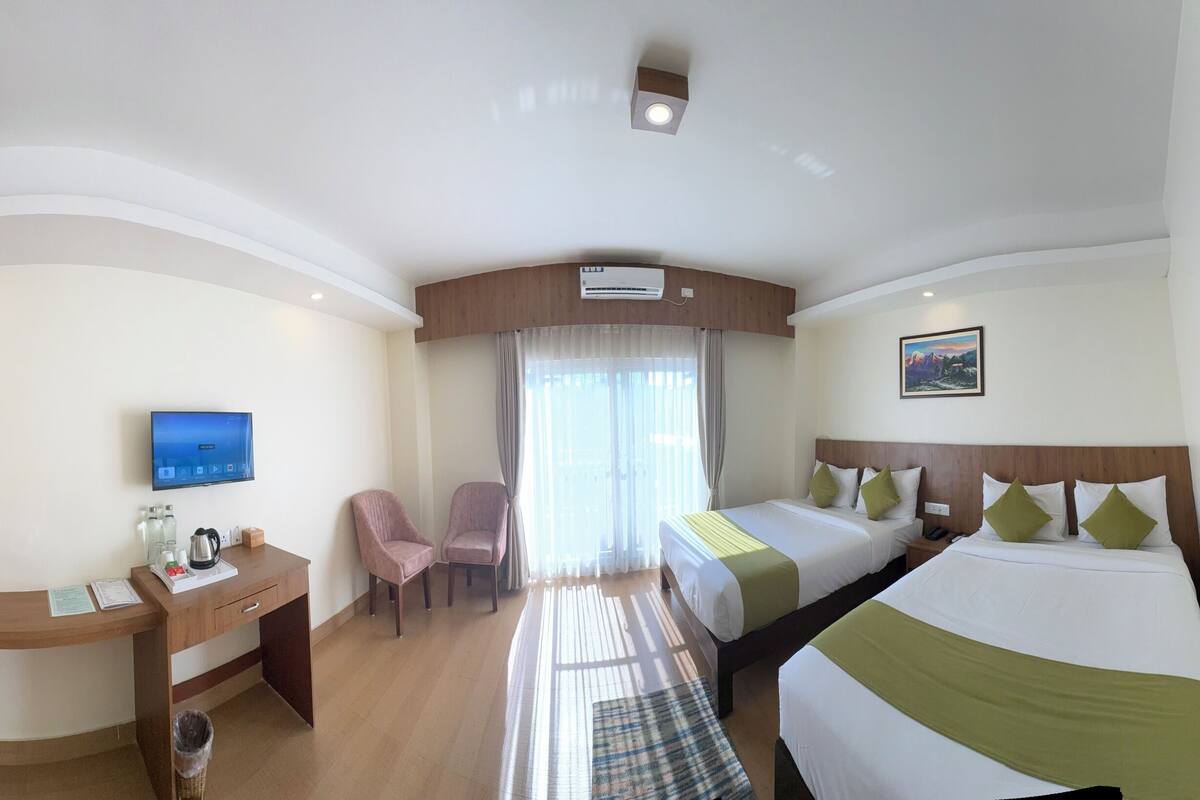 Habitación triple Deluxe, para no fumadores | Escritorio, insonorización, wifi gratis y ropa de cama