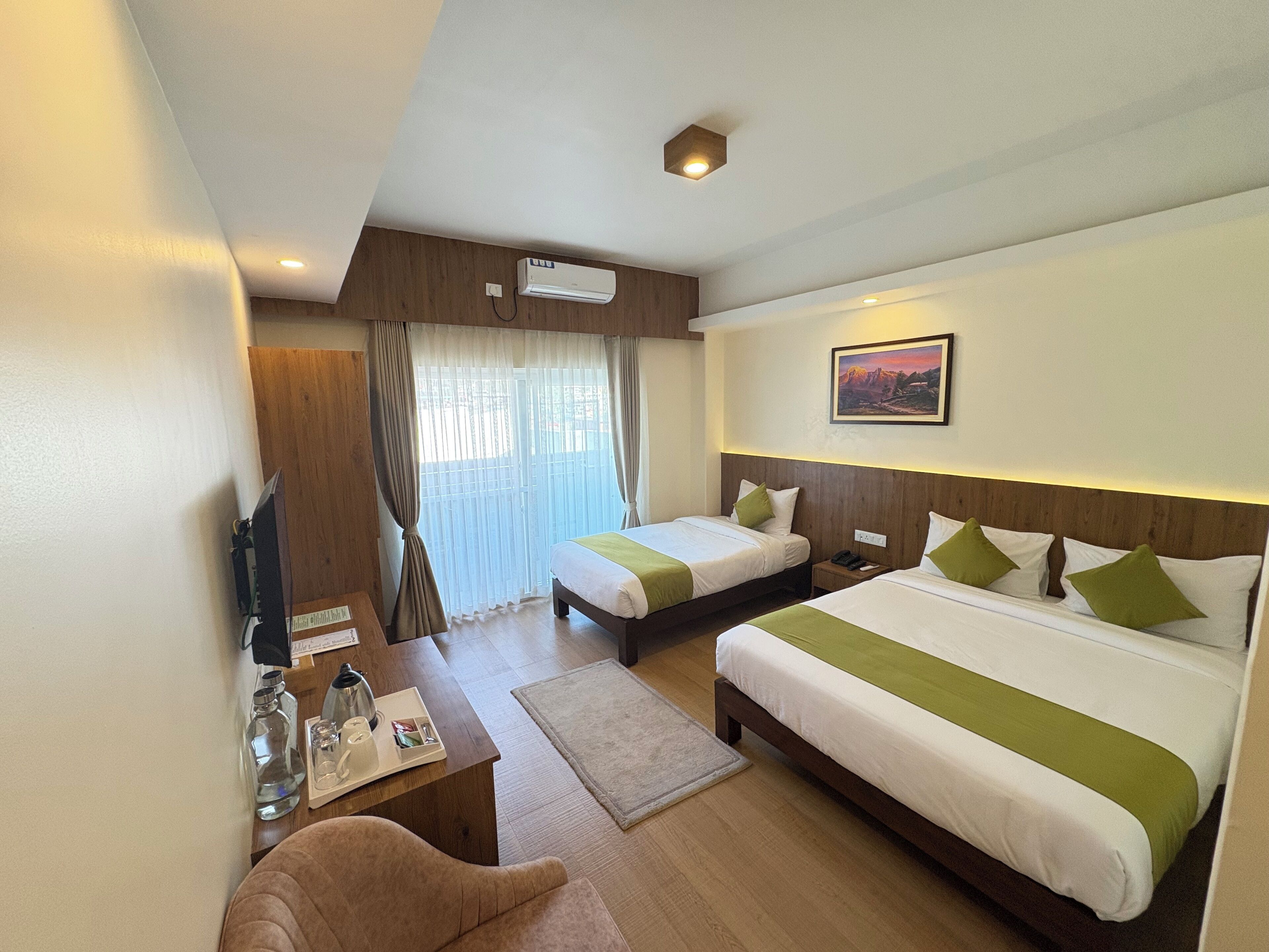 Quarto quádruplo superior | Escrivaninha, quartos à prova de som, Wi-Fi de cortesia, roupa de cama