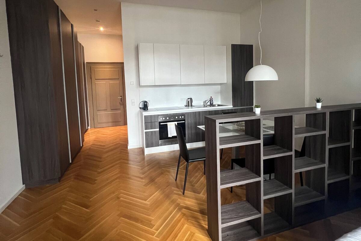 Businesshuoneisto | Oleskelualue | Taulutelevisio