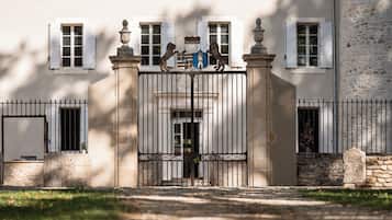 Vista frontal de la propiedad