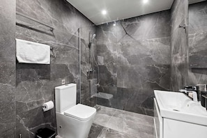Dusche, kostenlose Toilettenartikel, Haartrockner, Handtücher