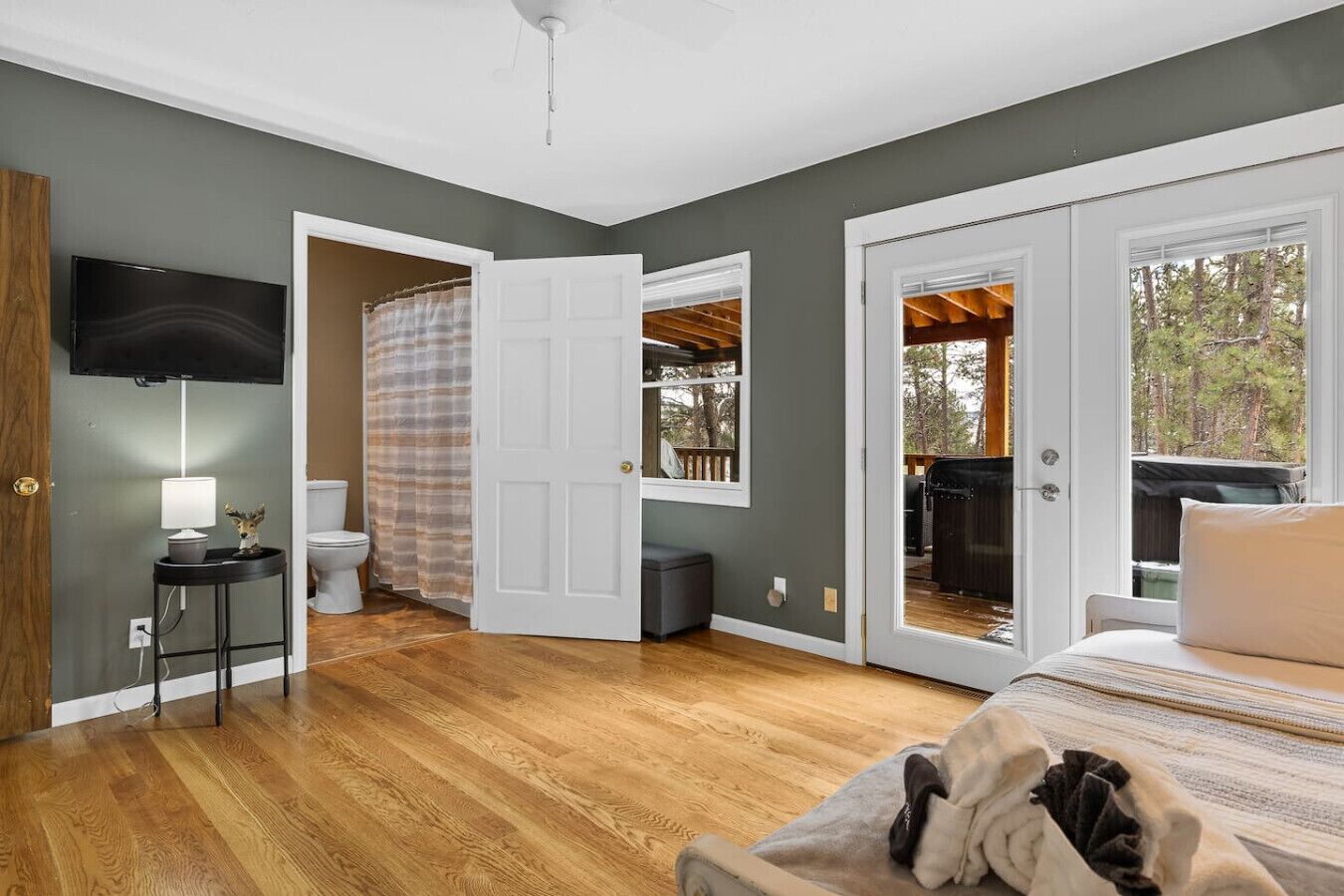 3 slaapkamers, een strijkplank/strijkijzer, reisbedje, wifi