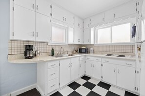 Kjøleskap, mikrobølgeovn, ovn og kokeplater