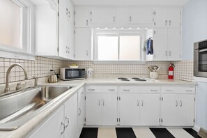 Frigorifero, microonde, forno, piano cottura