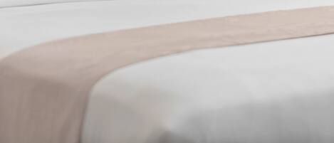Primer plano de una tela blanca con un detalle en beige claro.