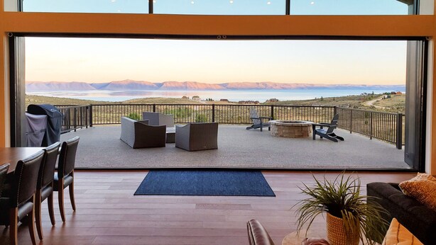 Ein geräumiger Balkon mit Blick auf Berge und einen See.