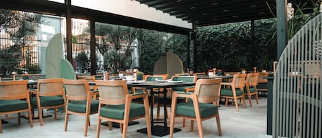 Petit déjeuner, déjeuner et dßner servis sur place