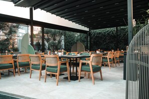 Breakfast, lunch and dinner served - Triss Hotel (Tirana)