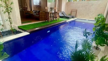 Hồ bơi ngoài trời