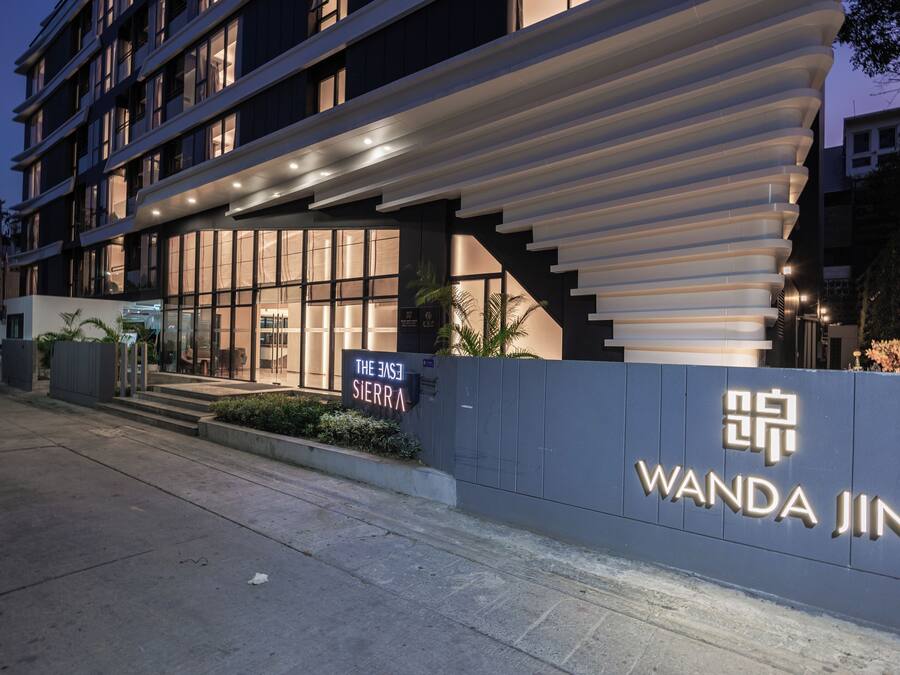 Ein moderner Hotel Eingang mit einem Schild mit der Aufschrift "Wanda Jin" und einer Plakette mit dem Text "The Case of Sierra".