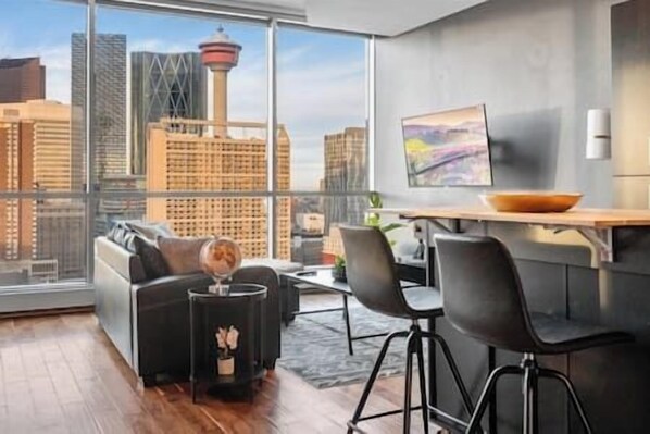 Smart TV - King Bed | Calgary Tower Views |Walk to Saddledome (Calgary)