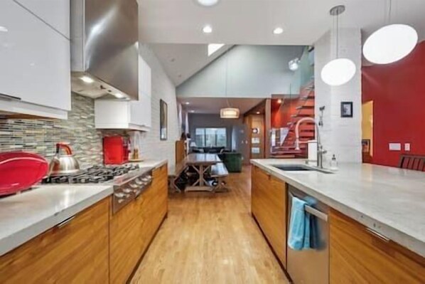 Een koelkast, een microgolfoven, een oven, een kookplaat