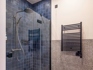 Studio Grand | Badrum | Dusch, gratis toalettartiklar, hårtork och handdukar