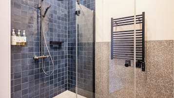 Grand-Studio | Badezimmer | Dusche, kostenlose Toilettenartikel, Haartrockner, Handtücher