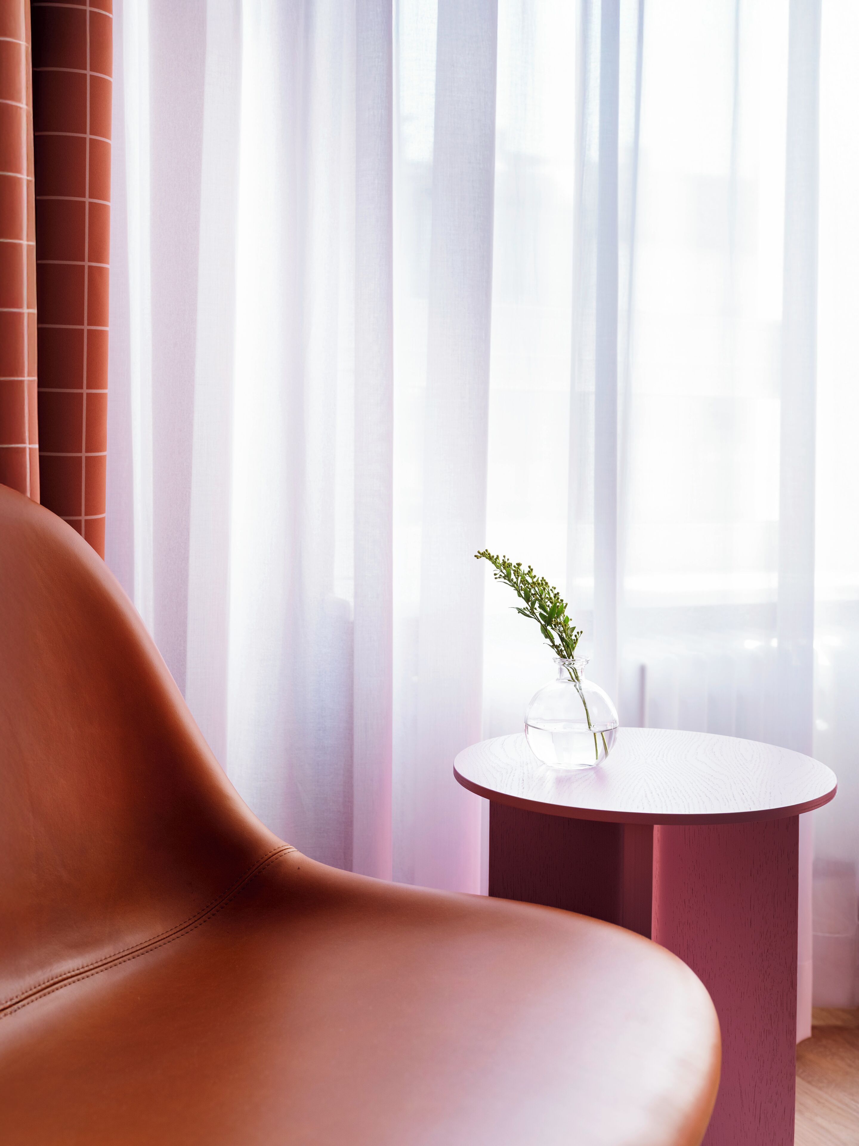 Comfort-studio | Oleskelualue | 43–tuumainen taulutelevisio, jossa digitaalikanavat