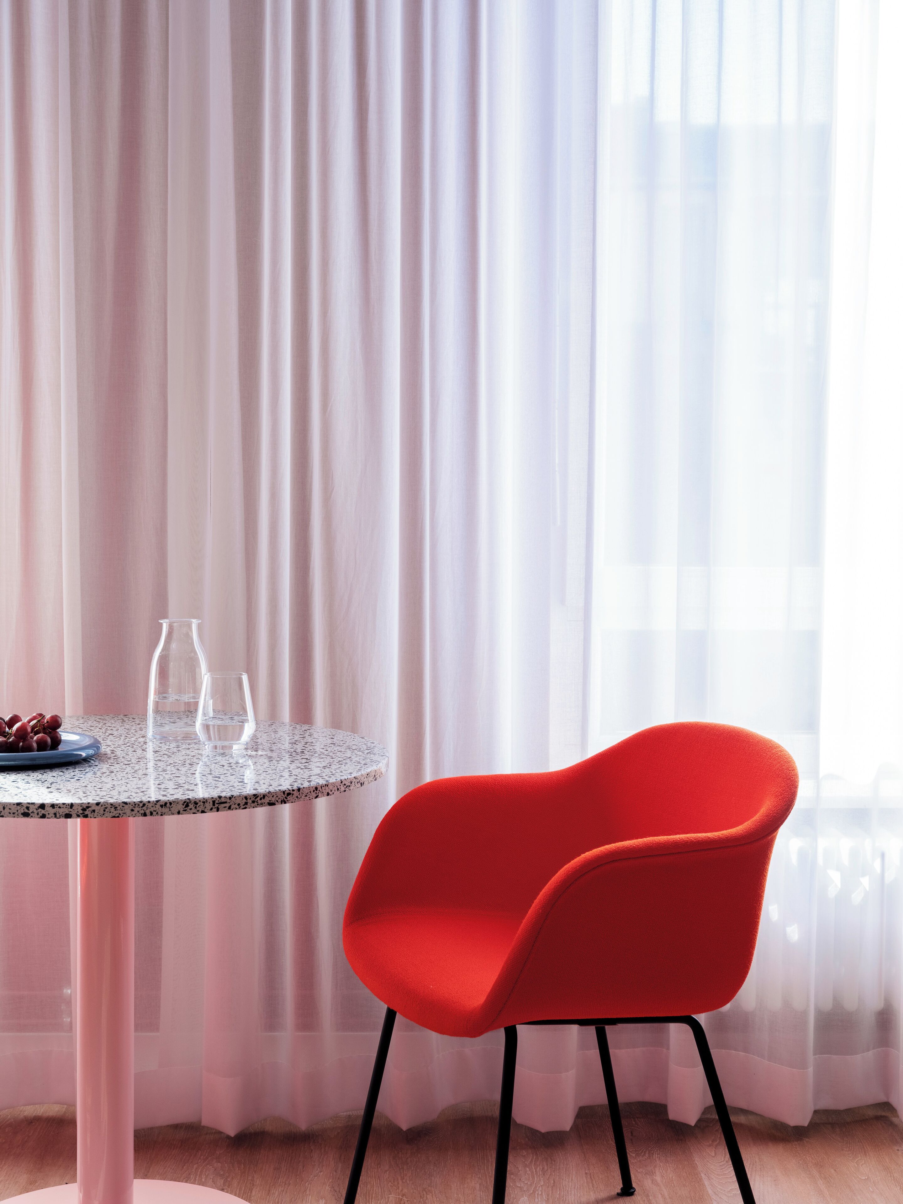 Comfort-studio | Oleskelualue | 43–tuumainen taulutelevisio, jossa digitaalikanavat