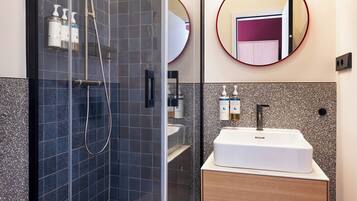 Phòng cơ bản | Phòng tắm | Buồng tắm vòi sen, đồ dùng nhà tắm miễn phí, máy sấy tóc, khăn tắm