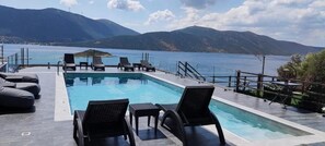 Piscina all'aperto, ombrelloni da piscina, lettini