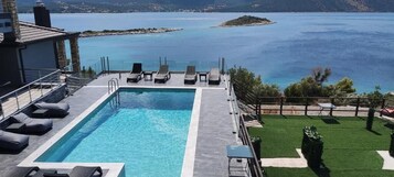 Outdoor pool, pool umbrellas, sun loungers