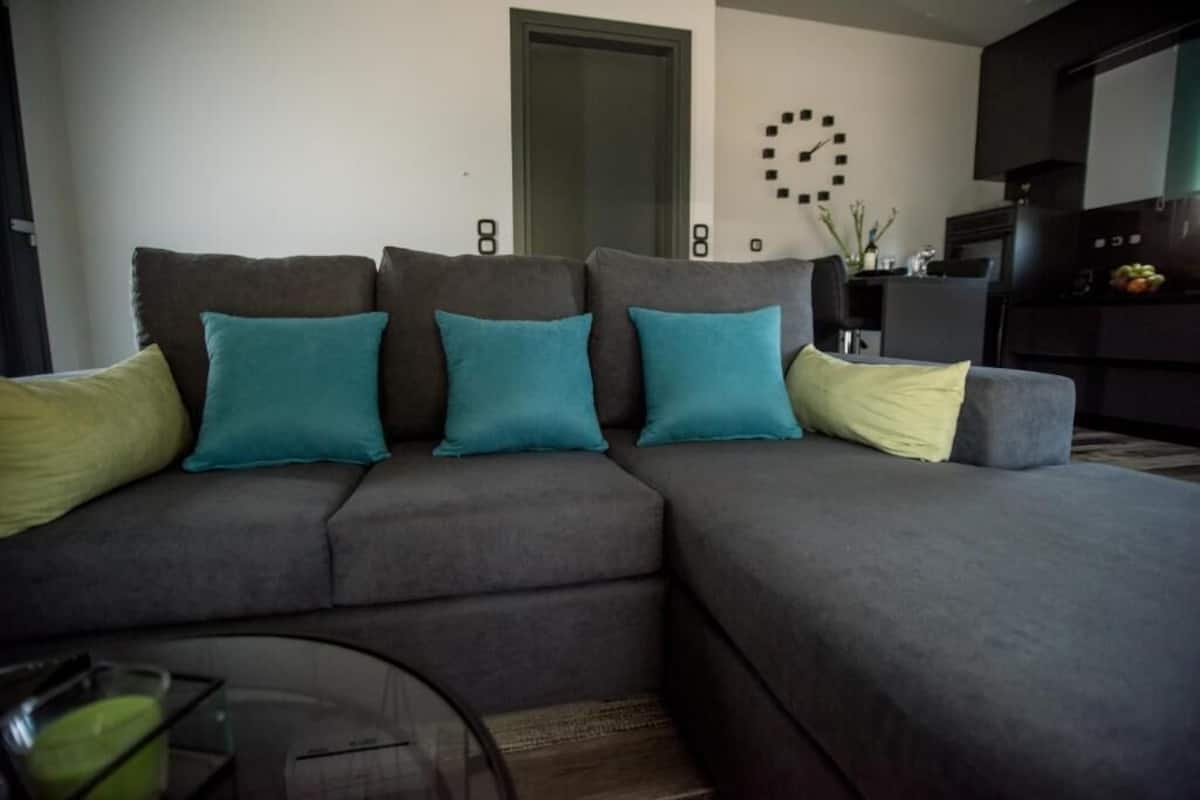 2 bedrooms, desk, laptop workspace, soundproofing