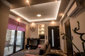 Deluxe Villa, Sea View | 2 bedrooms, desk, laptop workspace, soundproofing