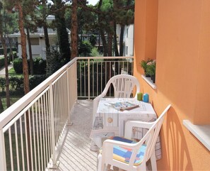 Outdoor dining - Charming apartment in the city core (Lignano Sabbiadoro)