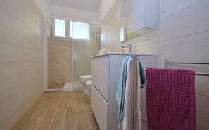 Shower, towels - Spacious villa surrounded by lush greenery (Lignano Sabbiadoro)