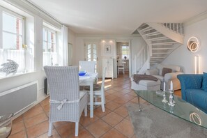 TV, books, stereo - Ferienhaus "Reethus Achtern Diek" für bis zu 6 Personen (Nordstrand)