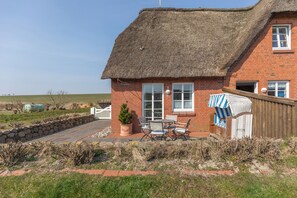 Outdoor dining - Ferienhaus "Reethus Achtern Diek" für bis zu 6 Personen (Nordstrand)