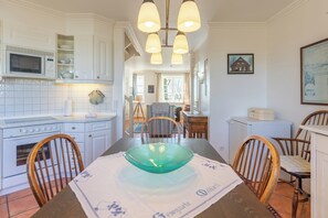 Fridge, microwave, oven, stovetop - Ferienwohnung "Admiralswarft" auf Nordstrand für bis zu 4 Personen (Nordstrand)