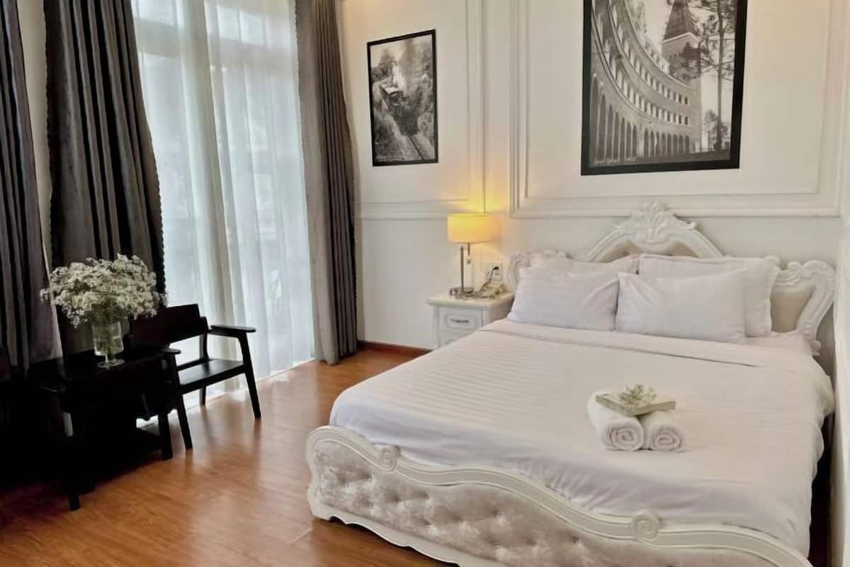 Yksilöllisesti sisustettu, yksilöllisesti kalustettu, työpöytä