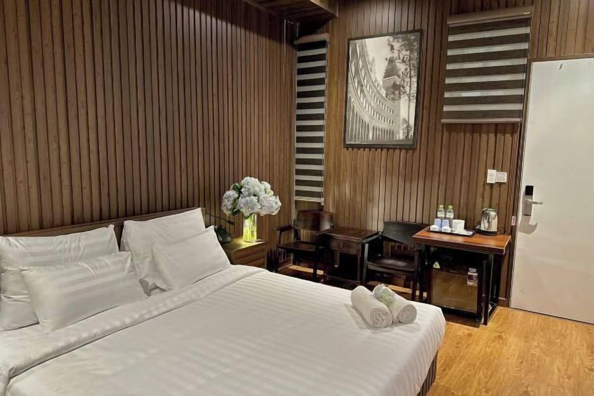 Yksilöllisesti sisustettu, yksilöllisesti kalustettu, työpöytä