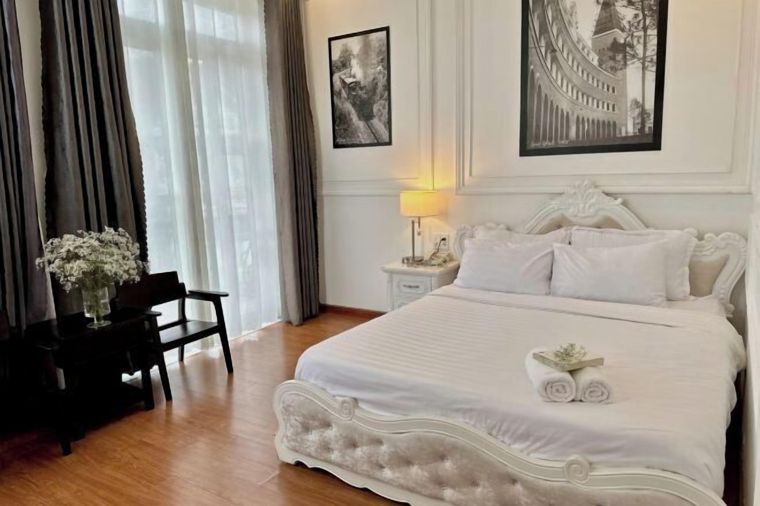 Yksilöllisesti sisustettu, yksilöllisesti kalustettu, työpöytä