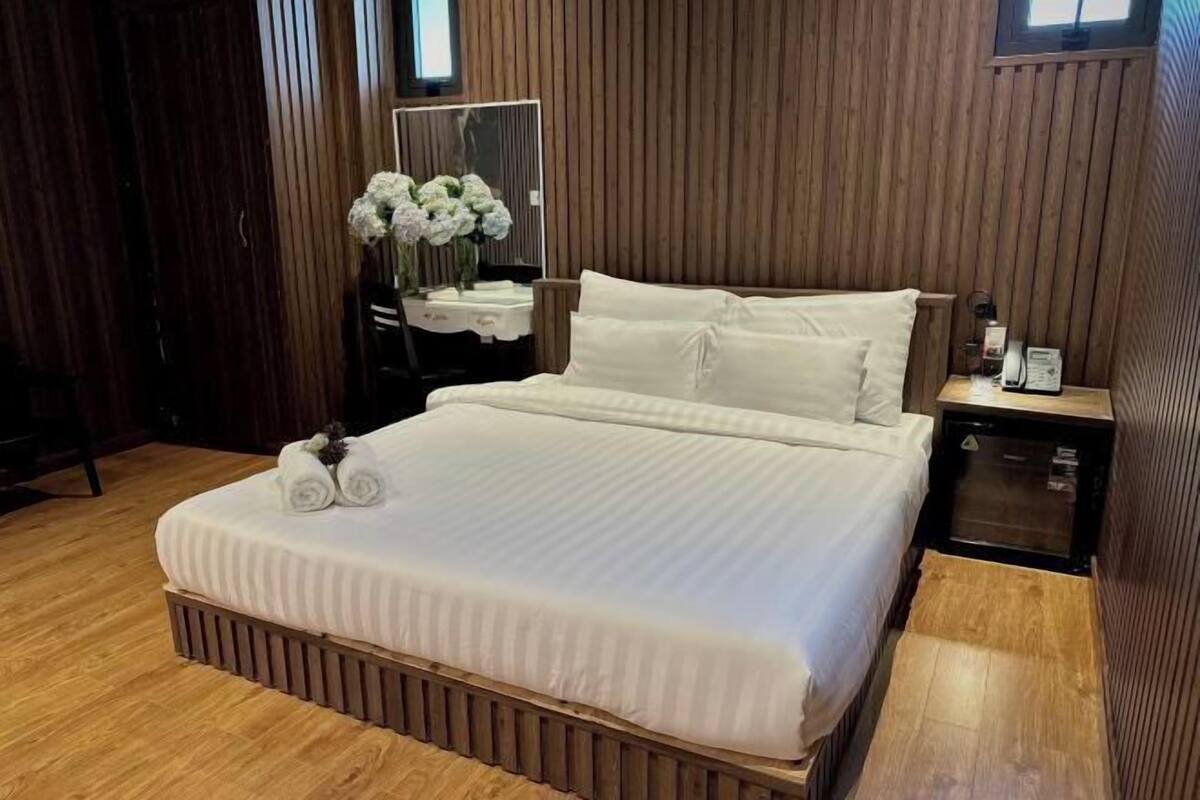 Yksilöllisesti sisustettu, yksilöllisesti kalustettu, työpöytä