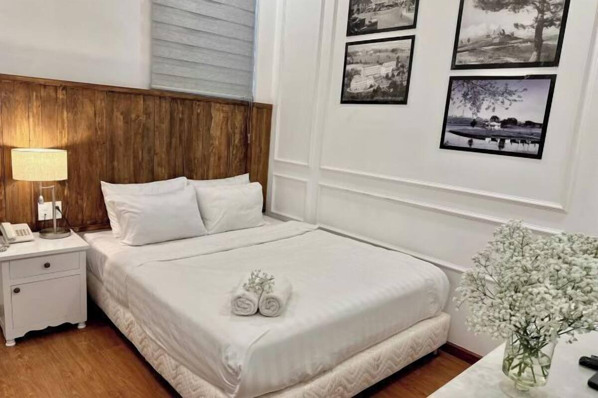 Yksilöllisesti sisustettu, yksilöllisesti kalustettu, työpöytä