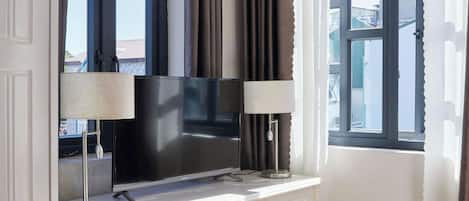 Chambre Deluxe | Décoration personnalisée, ameublement personnalisé, bureau