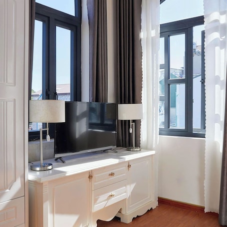 Decoración personalizada, muebles diferentes, escritorio y wifi gratis