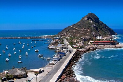 Vista a la ciudad sobre el malecón by Gpsrentas