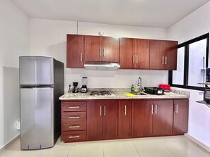 Frigorífico, microondas, horno y placa de cocina